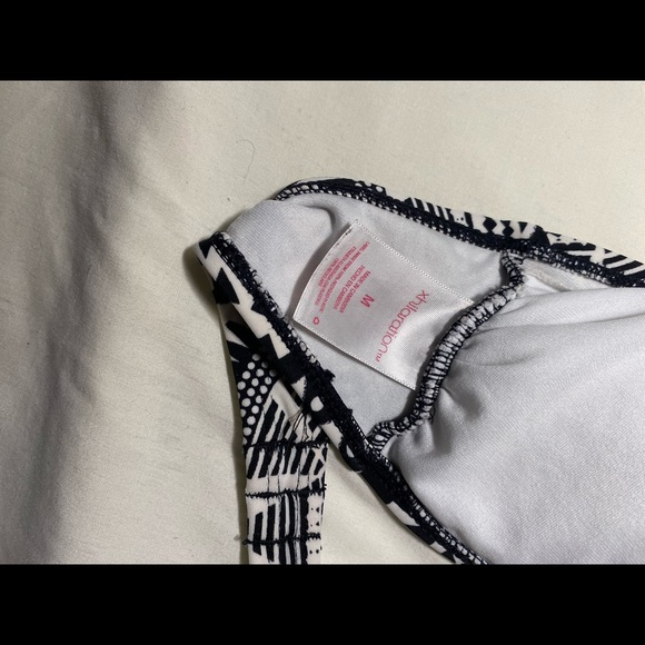 Black, white and pink swim top - Picture 4 of 4